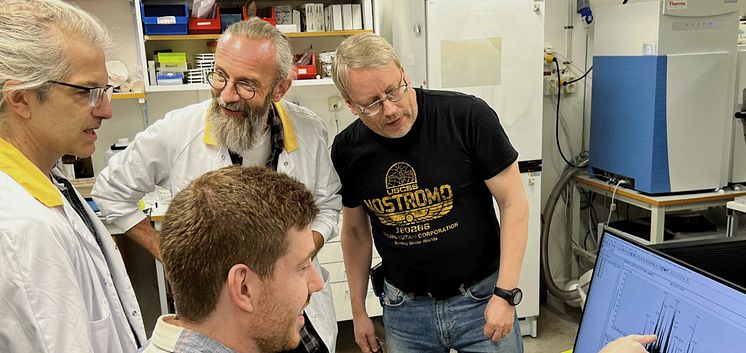 biologen Mathias Sauer visar masspektradata för docent Johan Gobom, professor Henrik Zetterberg och docent Gunnar Brinkmalm