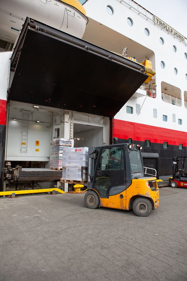 Svalbard_Longyearbyen_TF_cargo_164051_Photo_Jim_Sayer_Hurtigruten.JPG