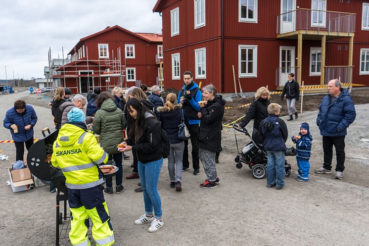 Grannarna samtalar efter lägenhetsbesök