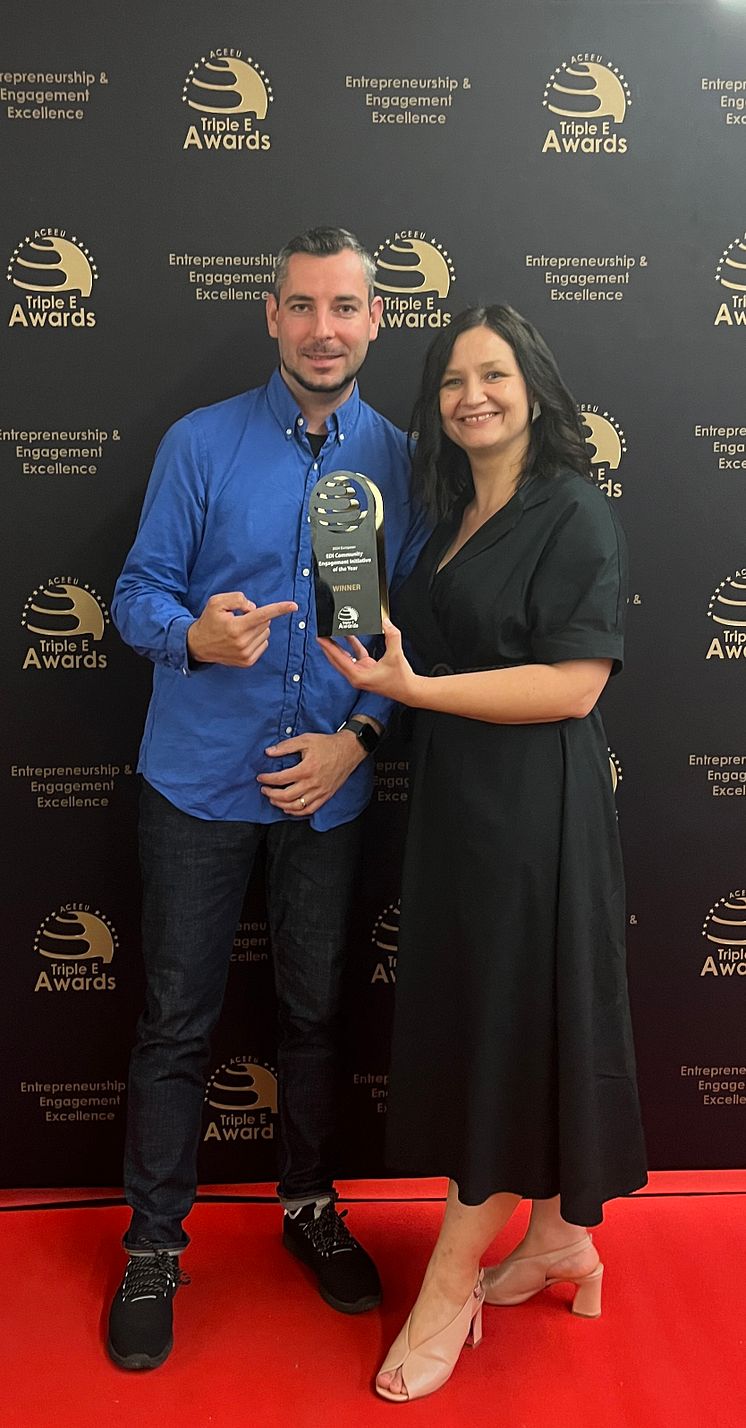 TripleE Awards_Übergabe_Award.jpeg