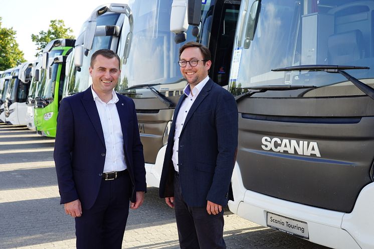 Dejan Koleska, Manager des Used Bus Centers, und Luc Moulin, Verkaufsdirektor Busse bei Scania Deutschland Österreich