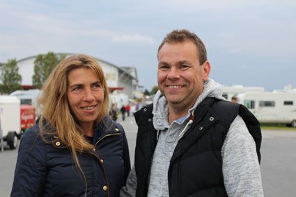 Petri Tarakkamäki och Tina Mörk uppskattar gemensamheten på Elmia Husvagn Husbil.