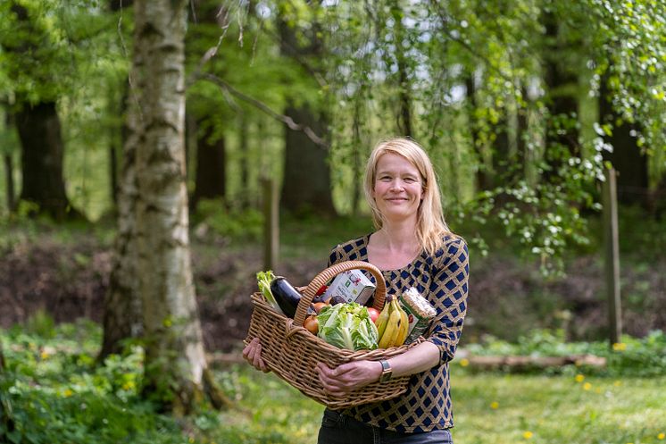 Katrine-Ejlerskov-maj2023_i det grønne med grønsager2 (002)