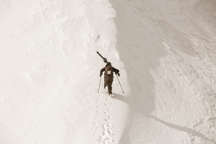 The Balvenie DoubleWood Skis - Gåendes på kam.jpg