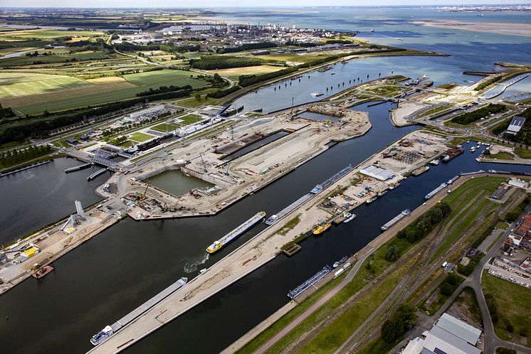 Bimplus helps build one of the largest locks in the world. 