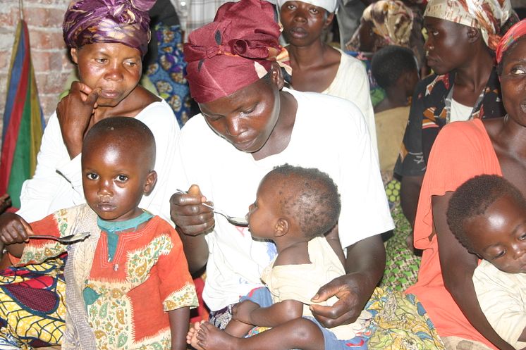 Kongo - nutritionsprojekt ger mat till undrnärda barn och ammande mödrar