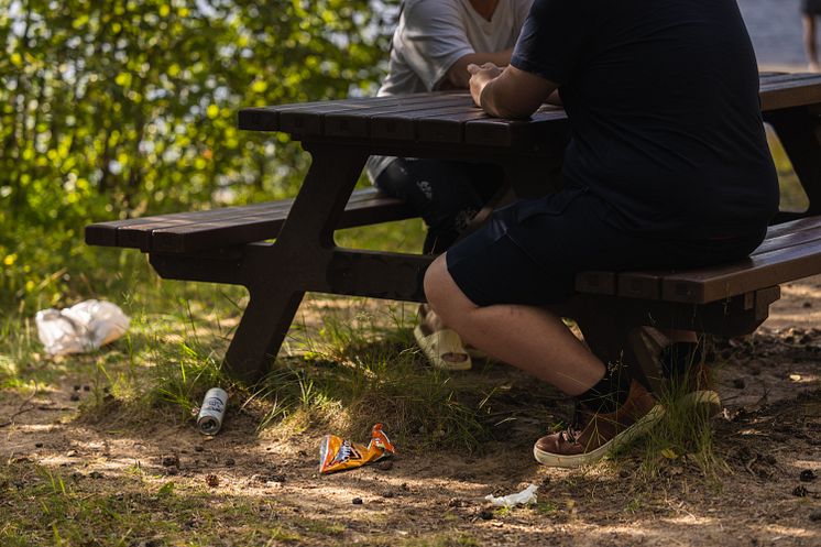 Skräp vid badplats - HSR-Jonas Holmqvist.jpg