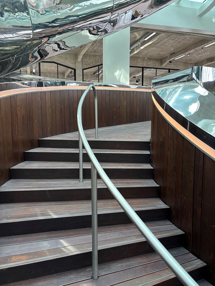 Kebony-Holztreppe im FENIX Museum: Nachhaltige Architektur, doppelte Helix, Design von MAD Architects in Rotterdam.