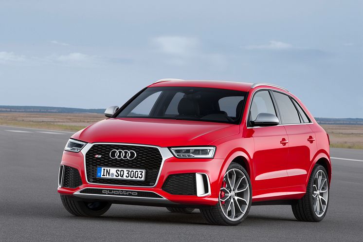 RS Q3 red front side