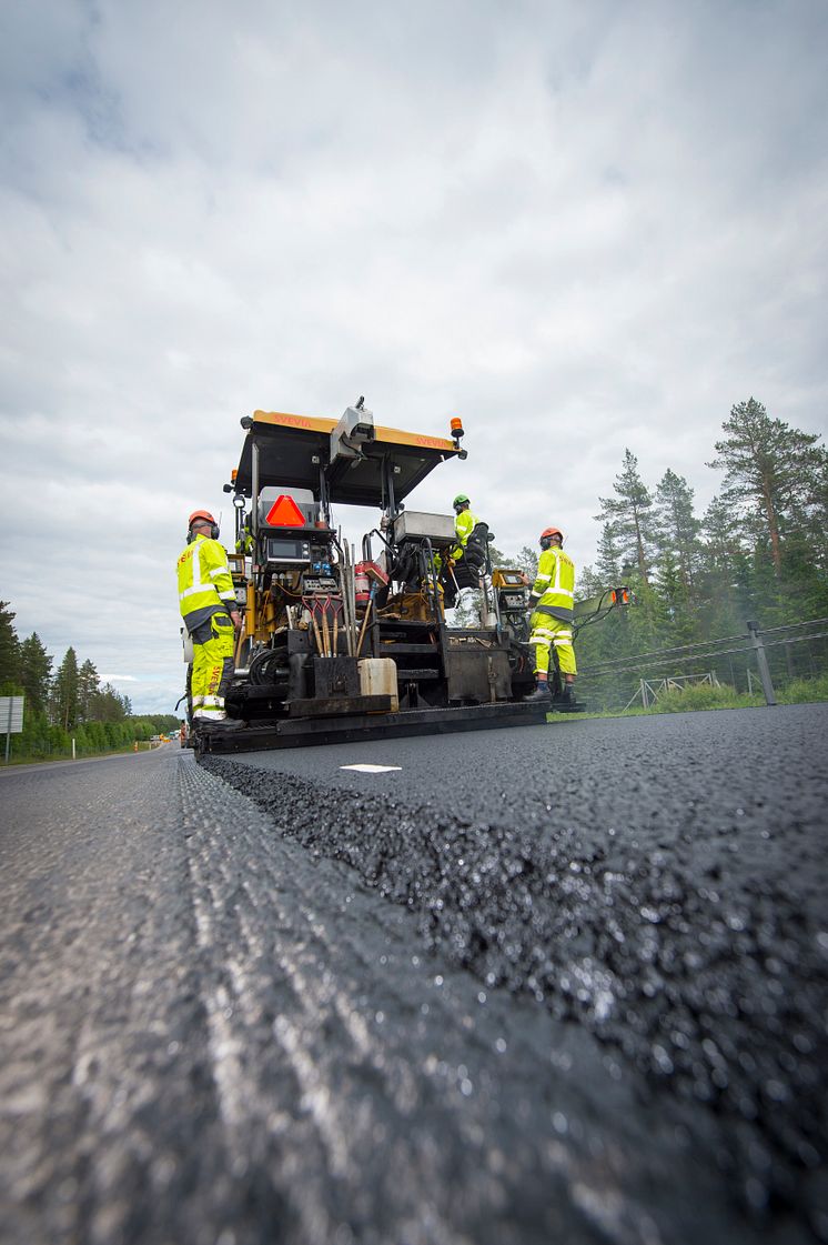 Svevia utför utläggningsarbete - genrebild - foto - Patrick Trägårdh