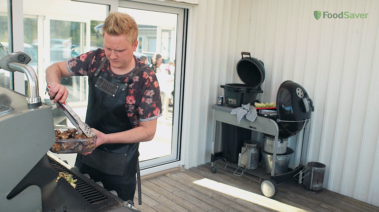 Andreas Mathiasson grillar kyckling