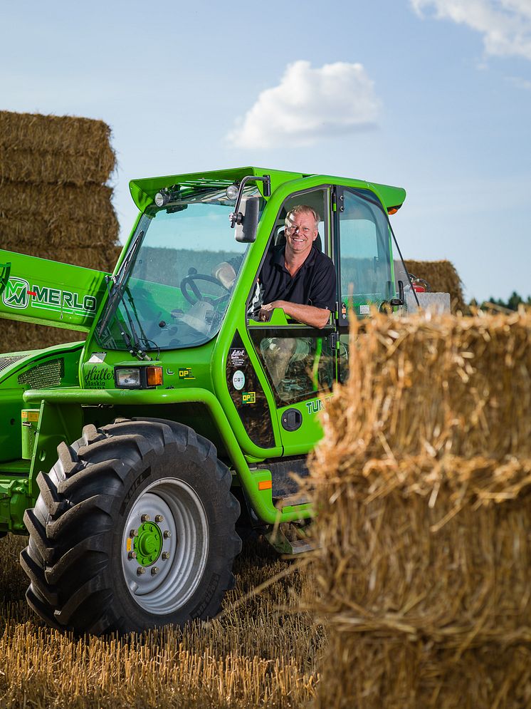 Svensk kycklingbonde och traktor på fält