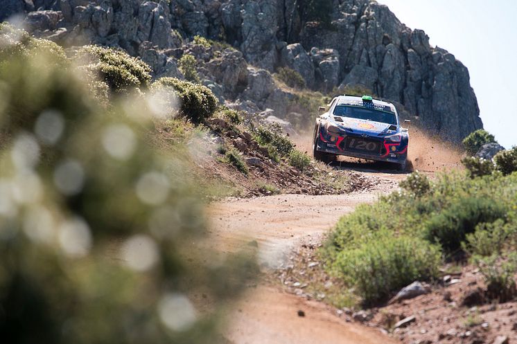 Hyundai Motorsport segrade i Rally Italia Sardegna.