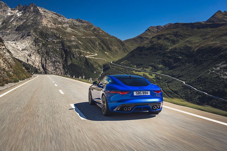 Jag_F-TYPE_R_21MY_Velocity_Blue_Reveal_Switzerland_02.12.19_08