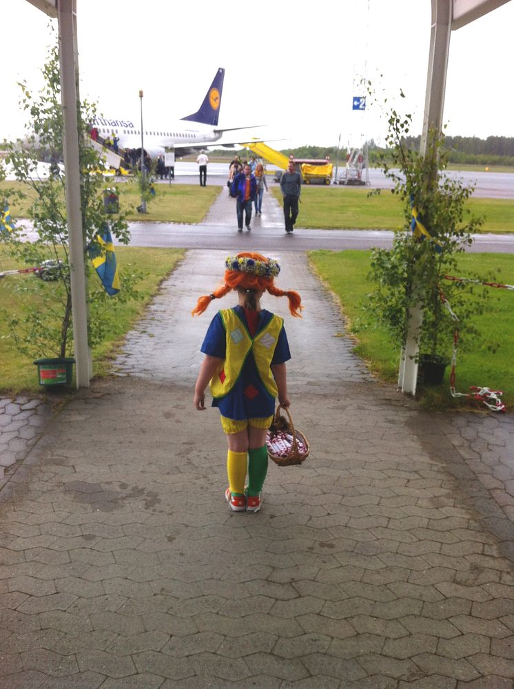 Tyska charterturister välkomnas av Pippi på Jönköping Airport