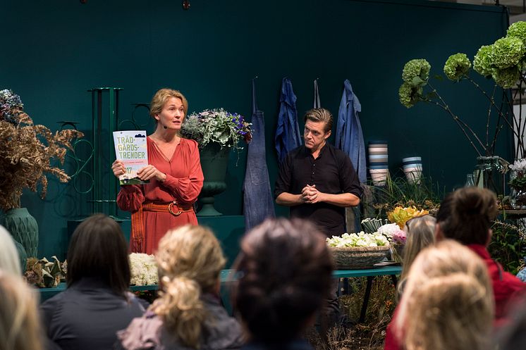 Malin Hindesäter and Fredrik Larsson on stage interpret garden trends at Elmia Garden