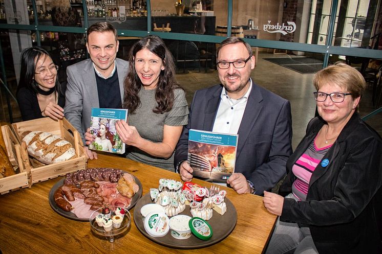 v.l.: Minh Chau Le Thi, Daniel Reinhardt, Christine Klauder, Holm Retsch und Dr. Elke Leinhoß präsentieren den neuen Genussführer in der La Fonderie in Leipzig