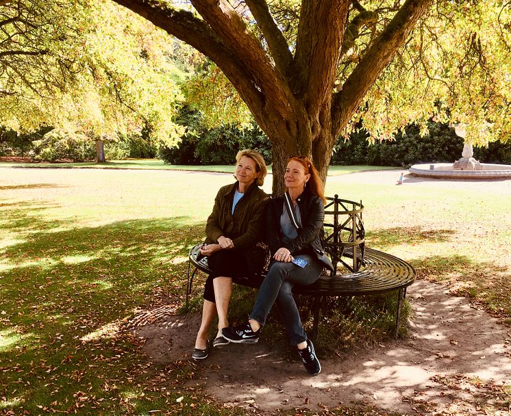 Susanne och Anne under ett träd i ENG.jpg