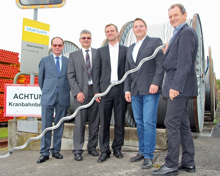 Foto: vl.: Edgar Müller, verantwortlich für die Region Oberfranken und die Bayernwerk-Techniker Konrad Walter, Alexander Pfister, Rainer Höfner und Siegfried Lauger