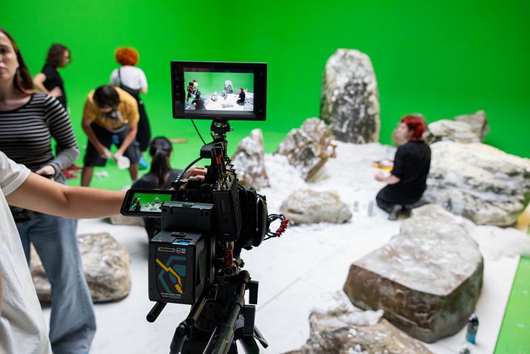 EOS C80_Lifestyle_Greenscreen_studio_set_2695.jpg