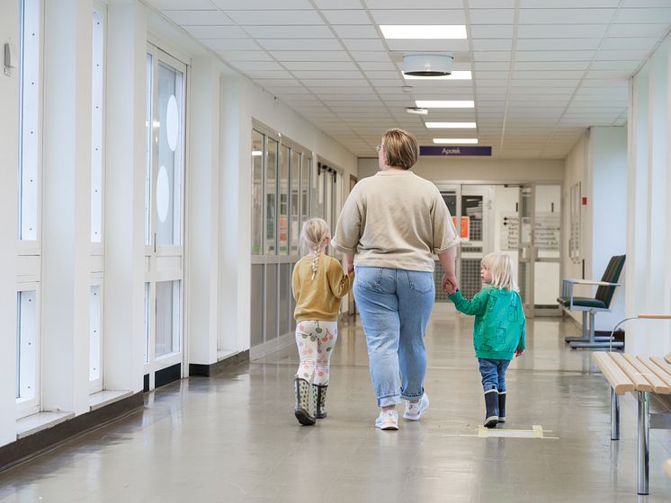 Familj i korridor på Skellefteå lasarett - foto Klas Sjöberg