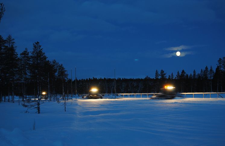 Spårpreparering i månsken i Vasaloppsarenan, januari 2012 mellan Sälen och Mora
