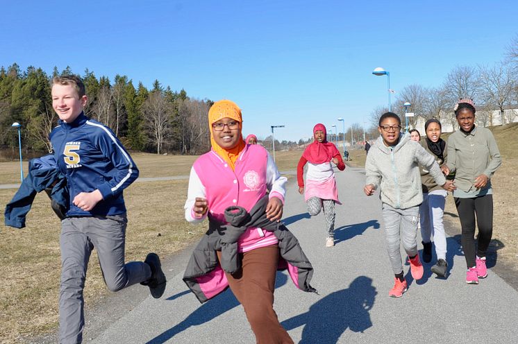1 april: Barn i Sverige och världen sprang 100 varv runt jordklotet för en bättre värld