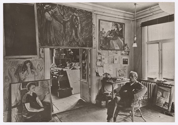 Foto av Edvard Munch i stuen på Ekely 1943