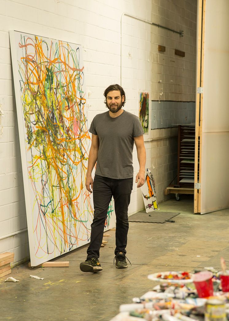 Aaron Garber Maikovska framför sitt verk i sin ateljé i Los Angeles