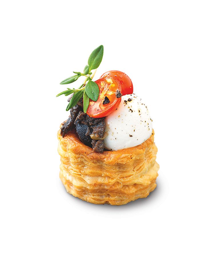 Zeta vol-au-vent med mozzarella, tapenade, timjan och tomat