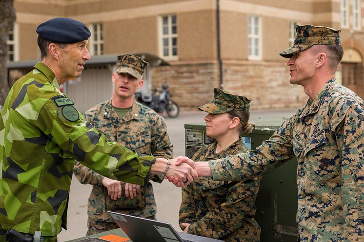 ÖB träffar amerikanska marinkåren vid Skaraborgs regemente.