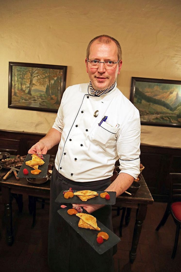 Der Küchenchef Dirk Büchel stellt die Nachspeise des Luther-Menüs im Gasthaus "Barthels Hof" vor 