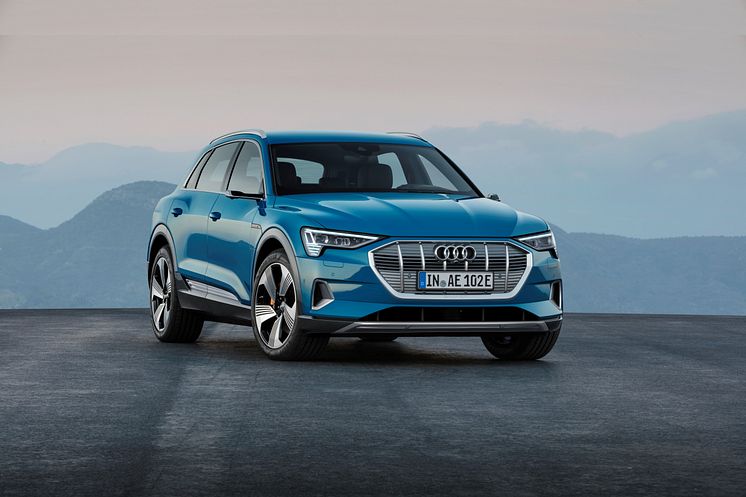 Audi e-tron (Antigua blue) front, statisk