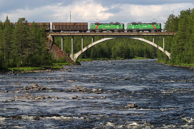 Green Cargo tåg över bro