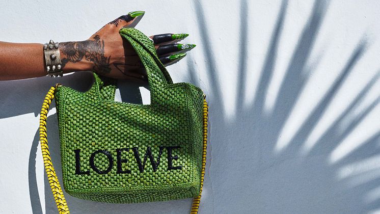 LOEWE_FW23_PAULAS_IBIZA_GRAY_SORRENTI_CAMPAIGN_RGB_CROPPED_2880X1620_05M