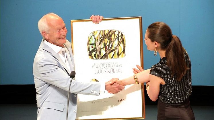 Guus Kuijer tar emot Litteraturpriset till Astrid Lindgrens minne 2012