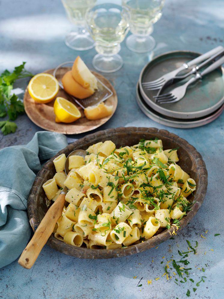 Pasta-Mezze-Maniche-med-scamorza-chili-och-persilja