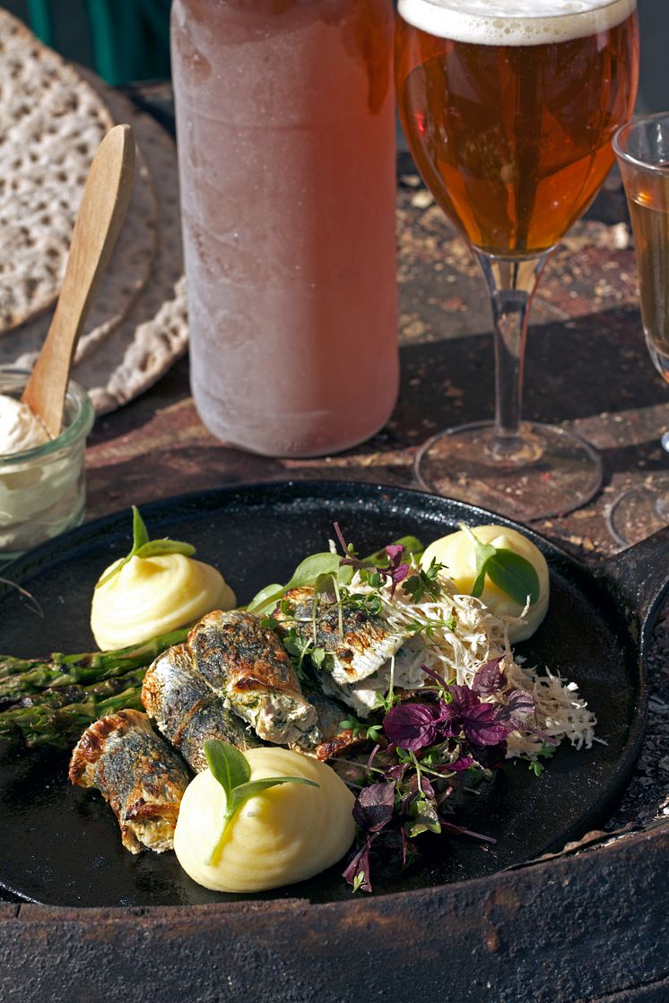 Örtbakad strömming med sparris och pepparrot