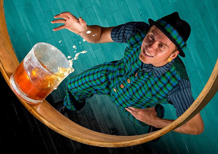 Künstler Mantega (Kapverdische Inseln) mit seiner Show "Whisky Circus"