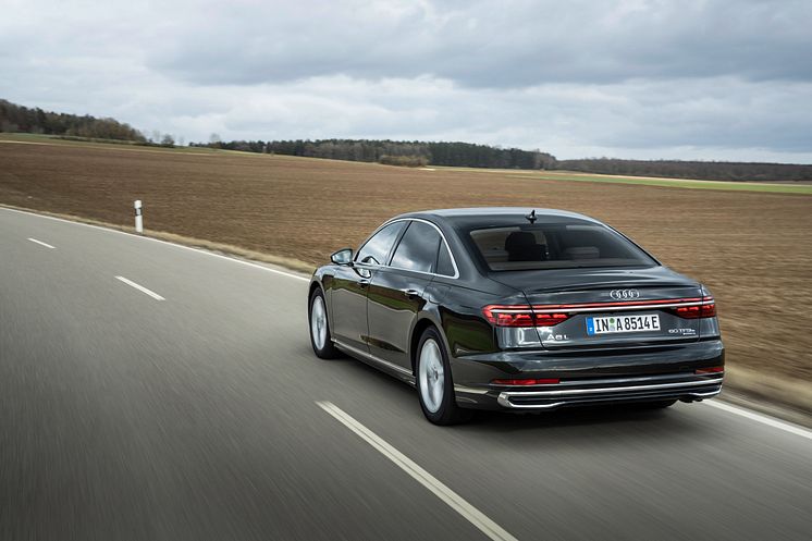 Audi A8 L TFSI e (Vesuvgrå)