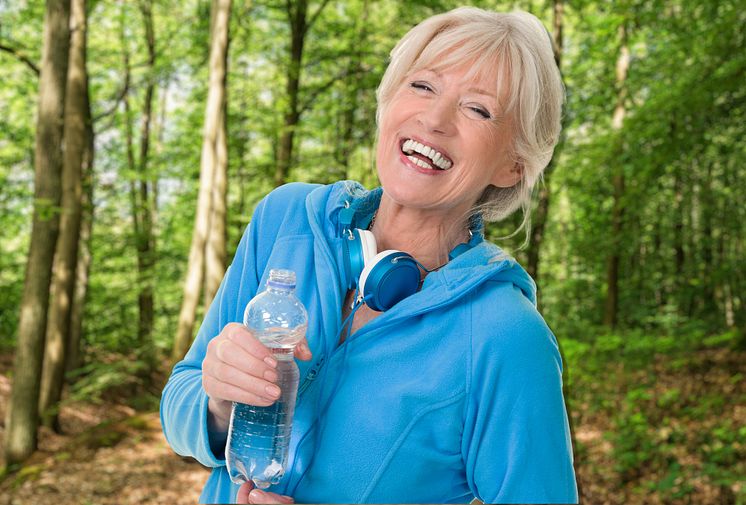 Sportliche ältere Dame im blauen Sweater.jpg