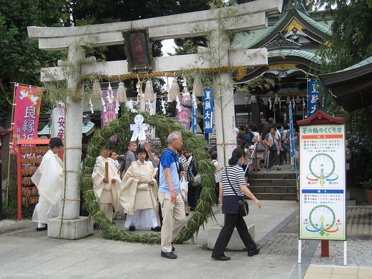 Passing Through the Chinowa Ring; Katashiro above