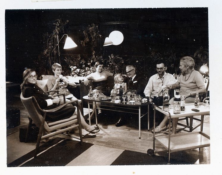 Ross-familien samlet omkring "Ross-sofabordet" i 1966 i Alf og Else-Merete Ross' privathjem. (Privat foto)