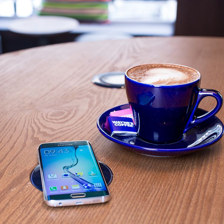  Samsung och Wayne´s Coffee laddar för trådlöst samarbete 