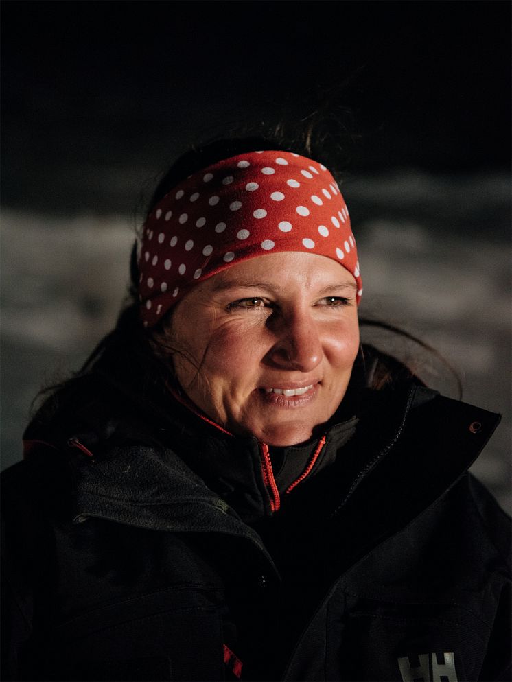 Nadja Gut, Pistenbullyfahrerin aus Lenzerheide, bei der nächtlichen Arbeit am Berg in ihrem tonnenschweren Pistenfahrzeug