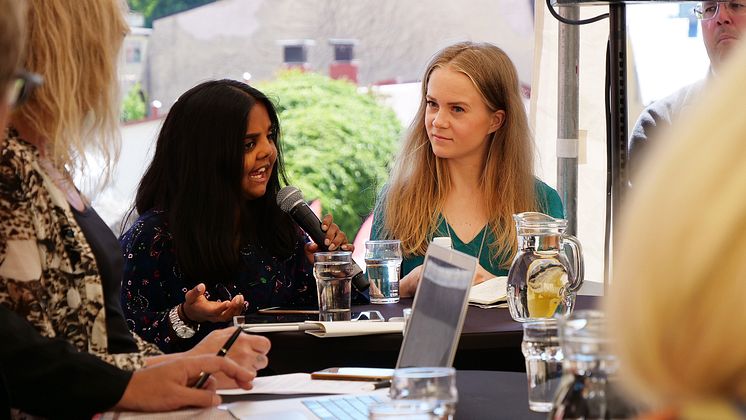 Lihini Wijesinghe (Ordförande, Fler Unga) och Amalia Berglöf (Student i medieteknik).