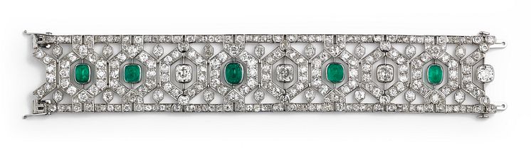 Queen Alexandrine of Denmark’s emerald and diamond bracelet. Estimate DKK 300,000-400,000.