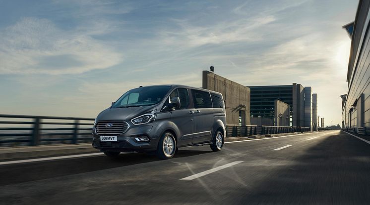 2019_FORD_TOURNEO_CUSTOM_PHEV__04-LOW