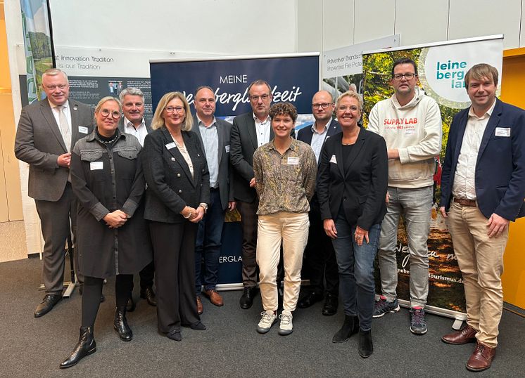 Vorstand Weserbergland Tourismus e.V. mit Referentin.jpg