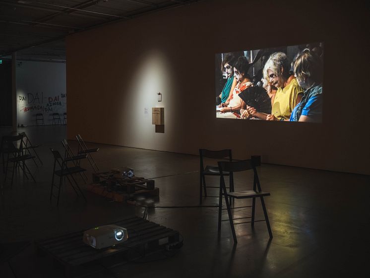 Markus Öhrn & Azdora, installationsvy Requiem för Eva-Britt, Bonniers Konsthall 2024